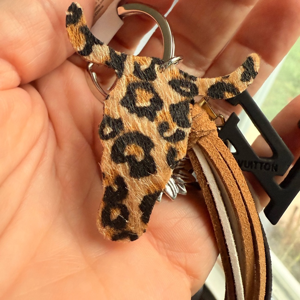 Sold 🖤 Louis Vuitton LV resin Logo Charm – Black Resin on Silver unbranded - Picture 3 of 5